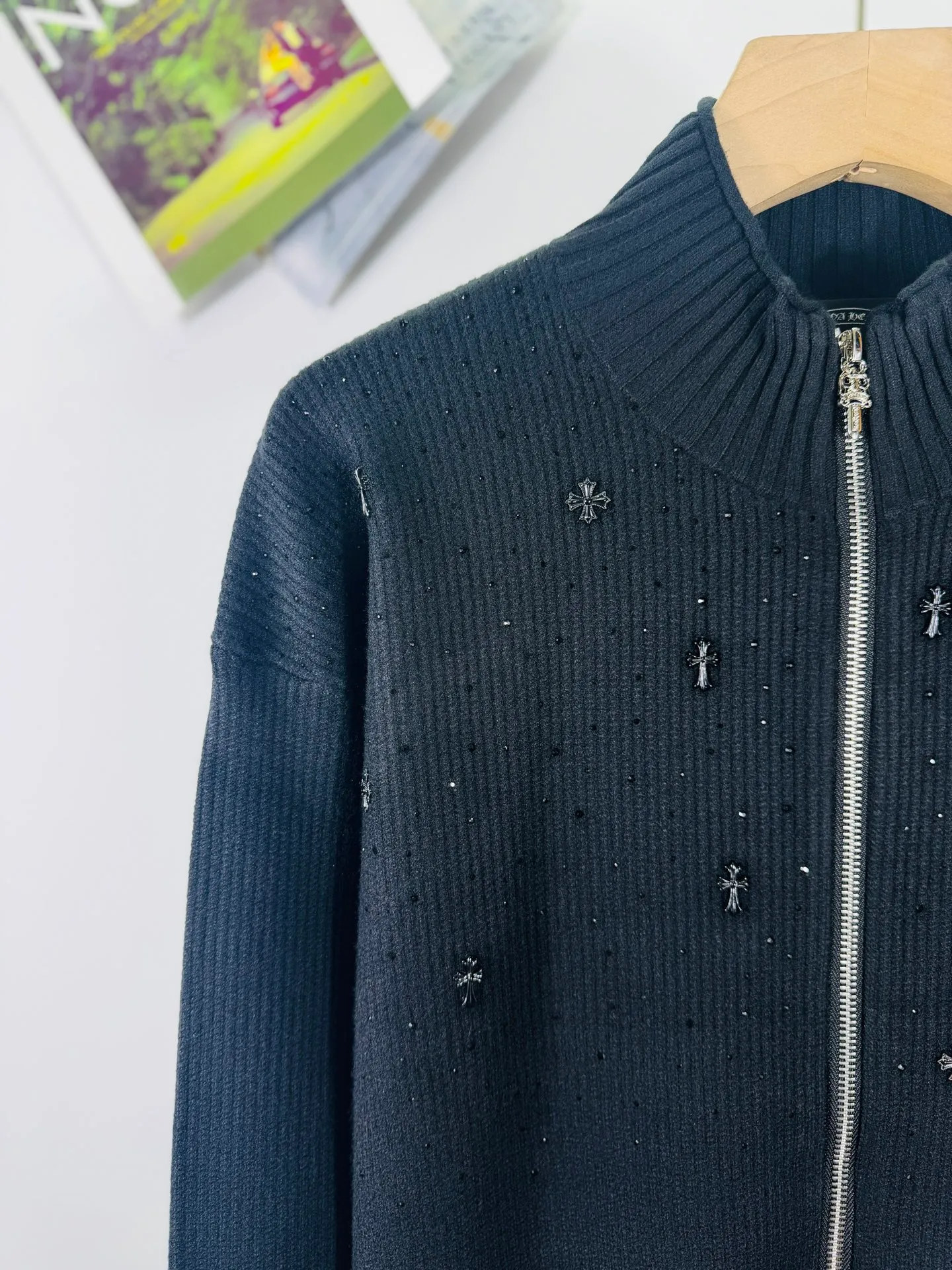 P360 top version 🐮 Real shot without P, different from market products】 Chrome Hearts ❄️2025 new classic starry sky couple style zipper knitted sweater 🔥High version🔥High version🔥 The fabric is made of 32-count cotton yarn blended material, which is skin-friendly and does not stick to the body, does not cause pilling, feels very soft, super comfortable, fashionable and individual, super versatile and good-looking knitted sweater, very suitable for both men and women, a must-have for everyone. Packaging Hang tag collar label washed wheat complete👍 Style number: 1101 Color: black Code number: s-xl
